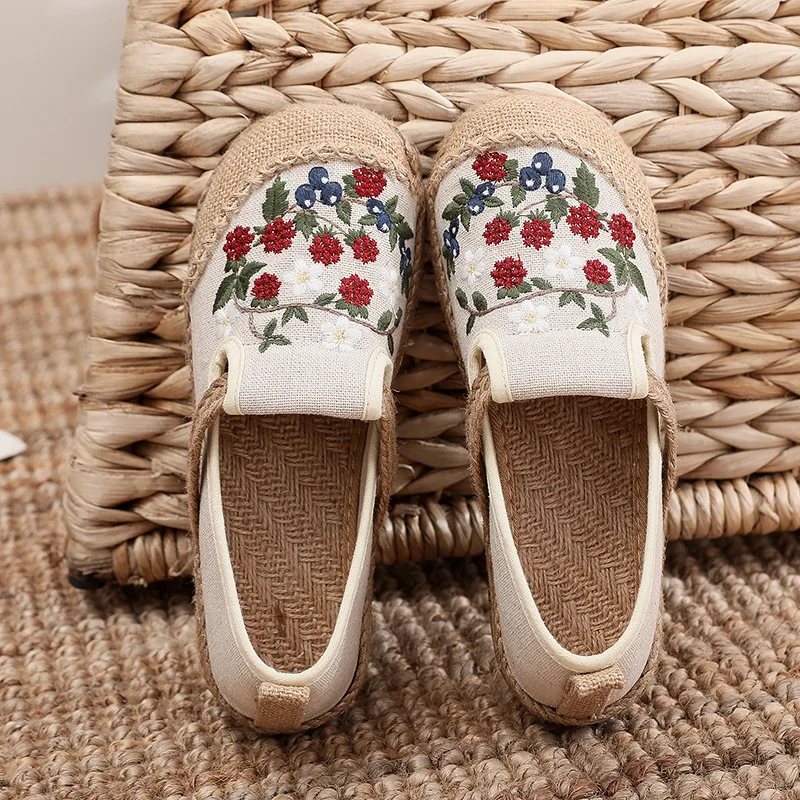 

New ethnic style embroidered shoes shallow mouth low-top old Beijing cloth shoes cotton and linen soft bottom casual shoes