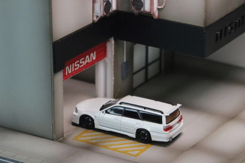 Дешево Уличное оружие SW 1:64 Nissan Stagea R34 жемчужно-белый литая модель автомобиля Скидка Уличное оружие SW 1:64 Nissan Stagea R34 жемчужно-белый литая модель автомобиля