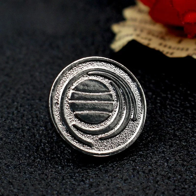 Штампованные гидравлические браслеты с рельефными металлическими брошками