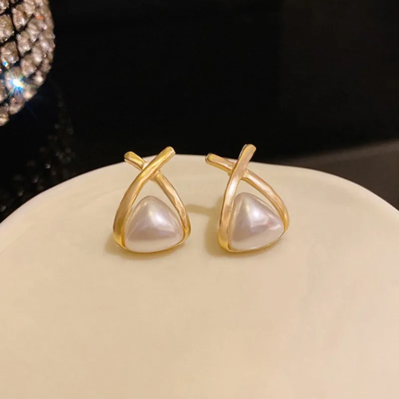 

1 pair of Korean geometric triangle pearl earrings female simple temperament niche design sense of light luxury earrings