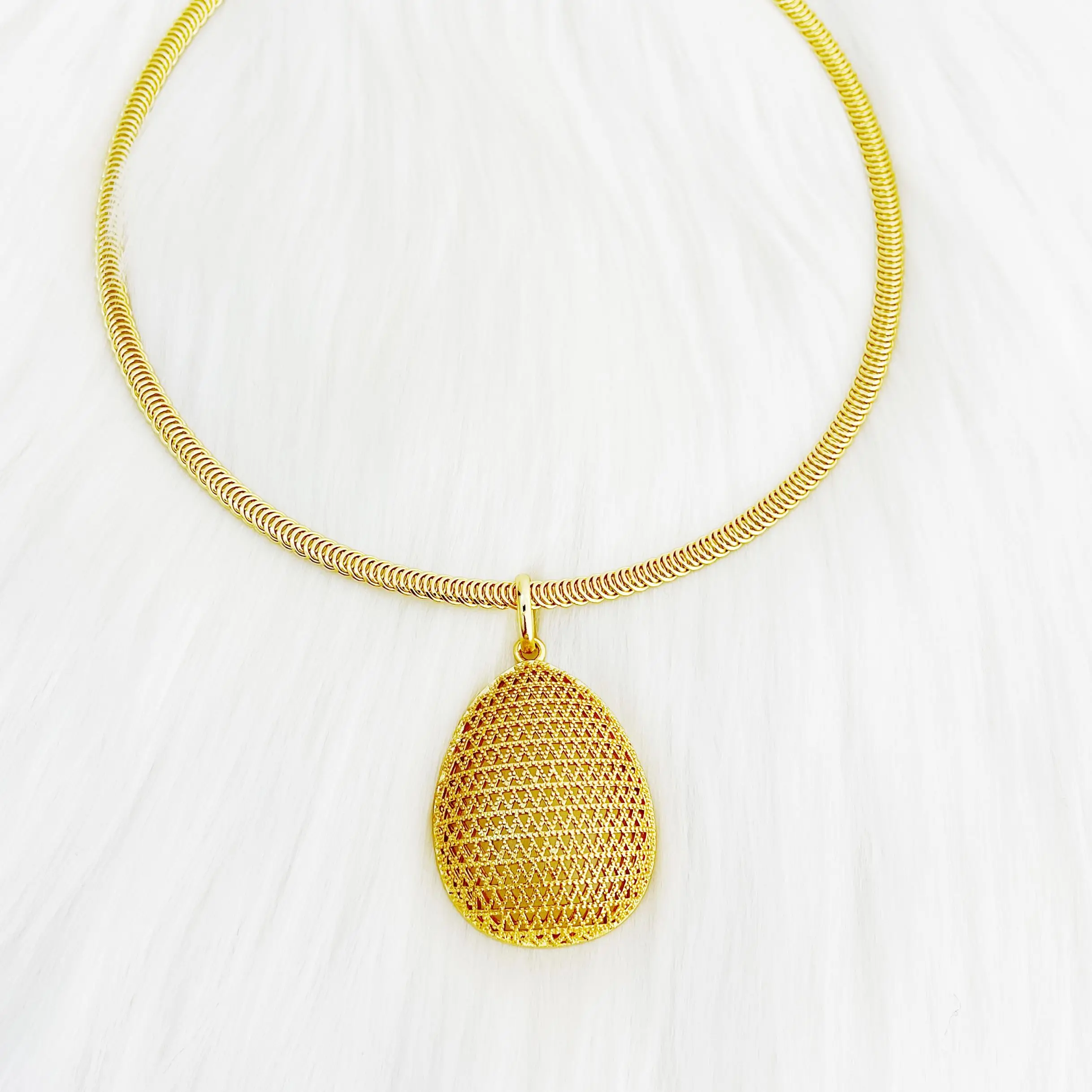 Комплект из колье и серёг золотистого цвета |