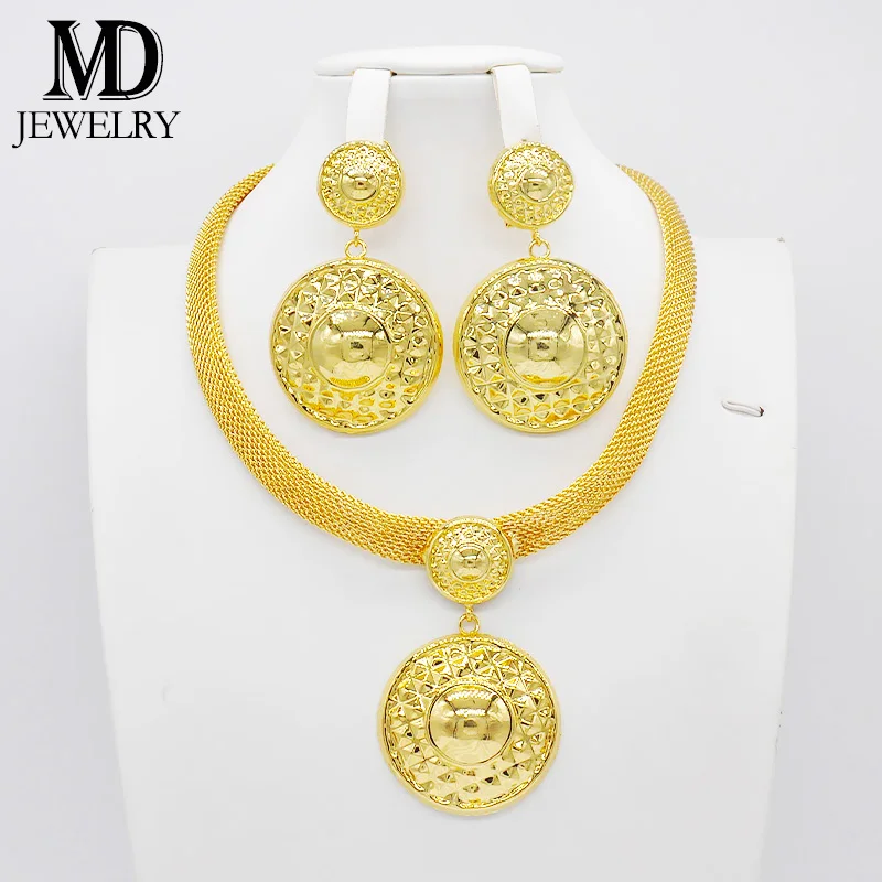 

Dubai's gorgeous gold-colour jewellery contains necklace earrings with adjustable clasp for bridal wedding wear at wedding