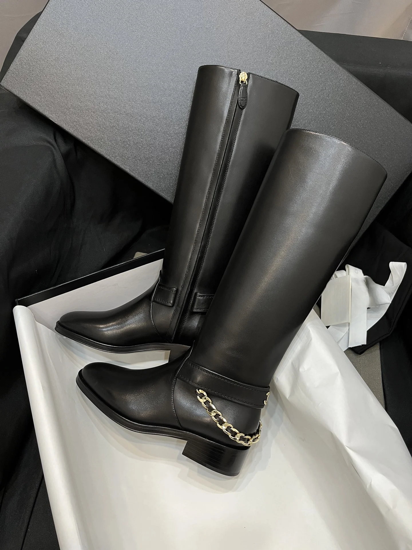 Рисунок 6 - Женская одежда, модный простой свитер с градиентом