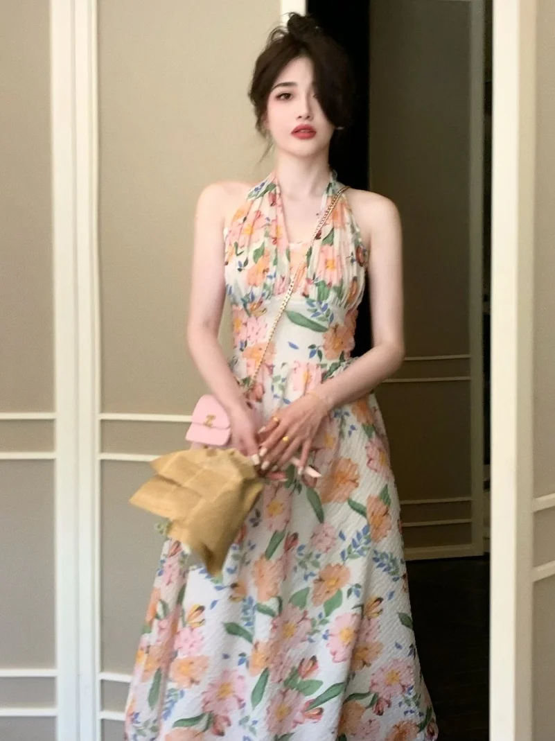 

Романтическое приталенное двухцветное платье с воротником