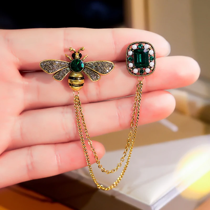 

Simulated Emerald Luxury Brooch Unique Brooches for Women Accessories Chain Bee Metal Pins and Badges Pin for Backpack Backpacks