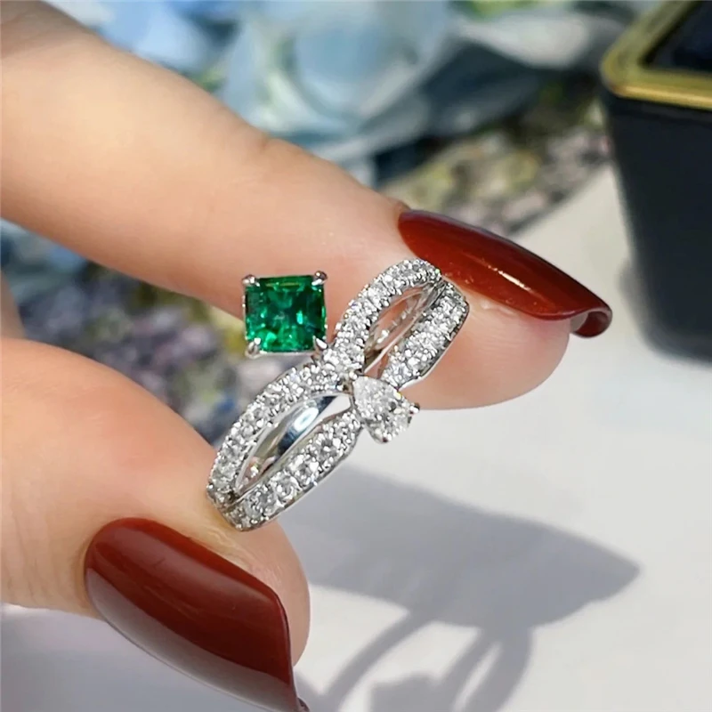 Женское кольцо из серебра пробы с квадратным изумрудом