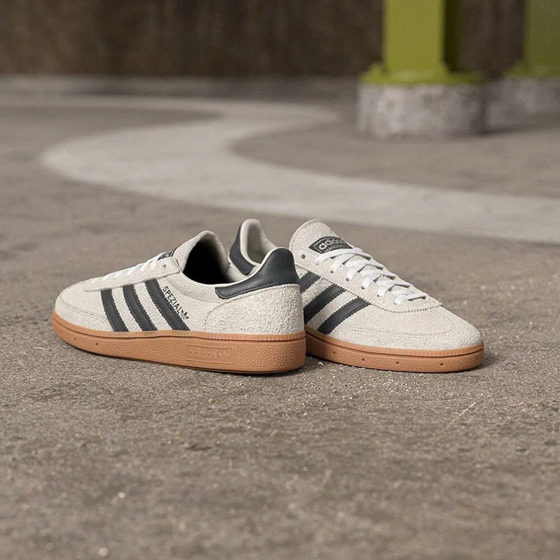 Фото Женские кроссовки IF6562 Spezial Suede Skate бежевого и черного цвета с подошвой из каучука, повседневные низкие кеды №3