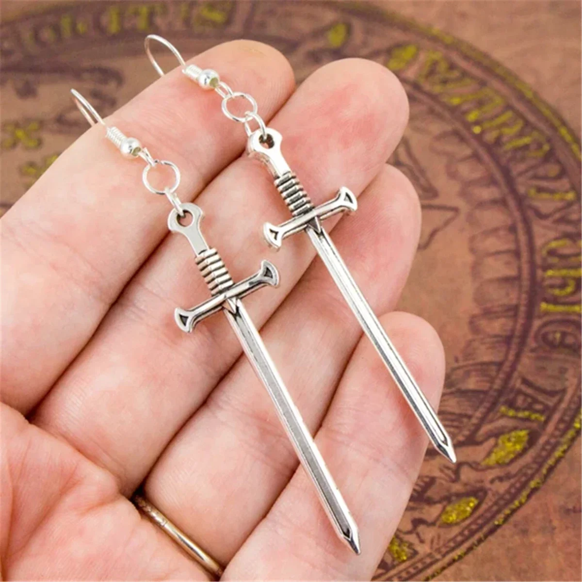 Готические серьги с мечом меч в готическом стиле темные академические ведьмы