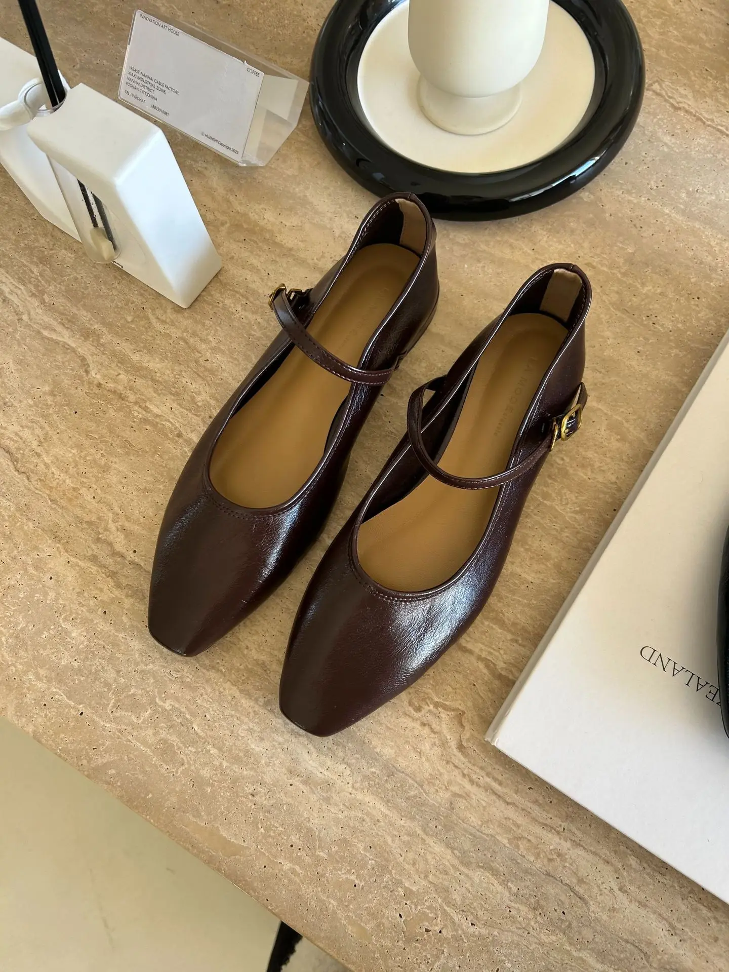 Удобные женские туфли на плоской подошве с квадратным носком без застежки низком