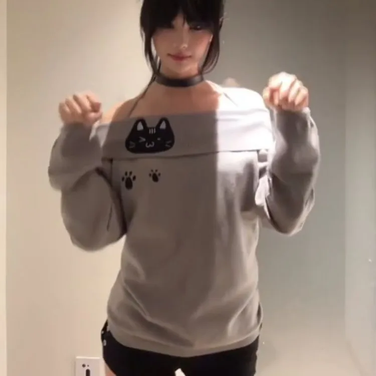 Женский вязаный пуловер с котом и воротником-лодочкой