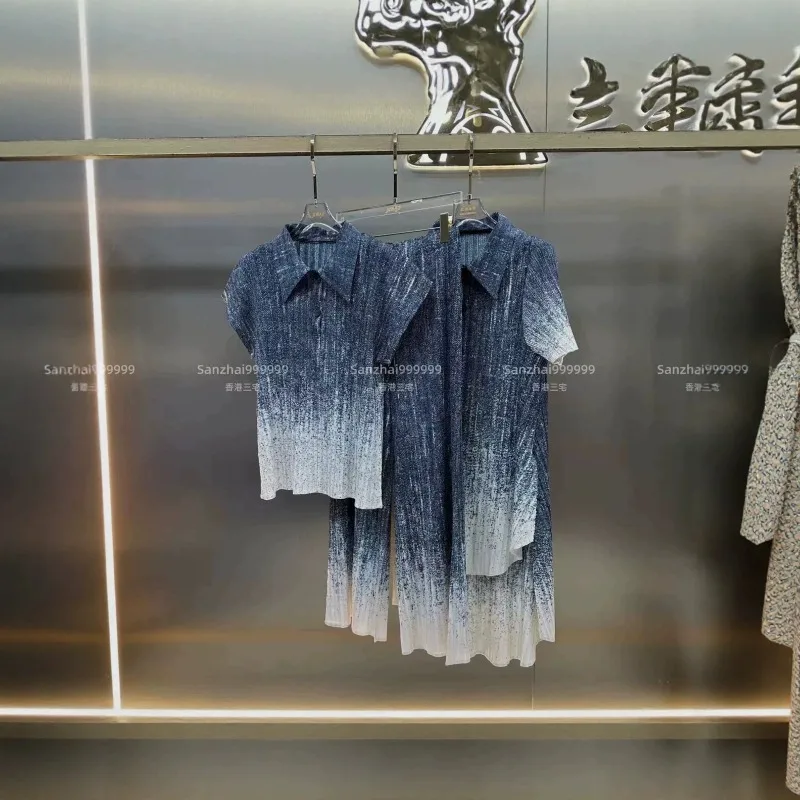Фото Комплект плиссированных брюк Miyake: Новинка лета 2026, ретро-дизайн с градиентным принтом под джинс, приталенная футболка, брюки и тренчкот №1