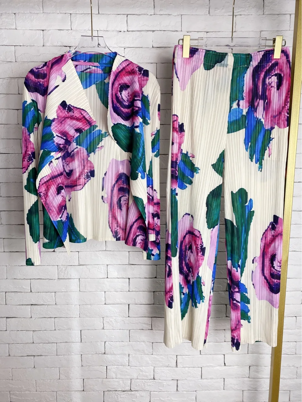 

Miyake pleated printing suit 2022 spring and summer new western style printing loose large size thin cardigan two-piece set