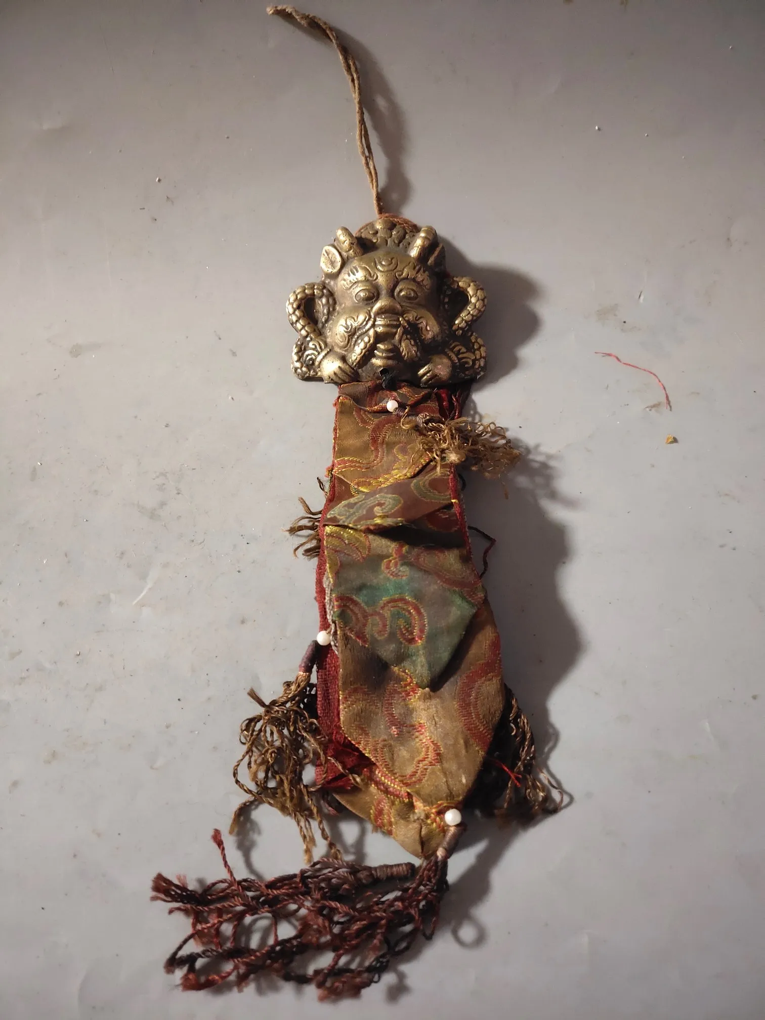 

Домашний декор, Старый тибетский буддизм, бронзовый шелк, Махакала, Голова короля Конга, молитвенная маска, флаги, экзорцизм, амулет, кулон