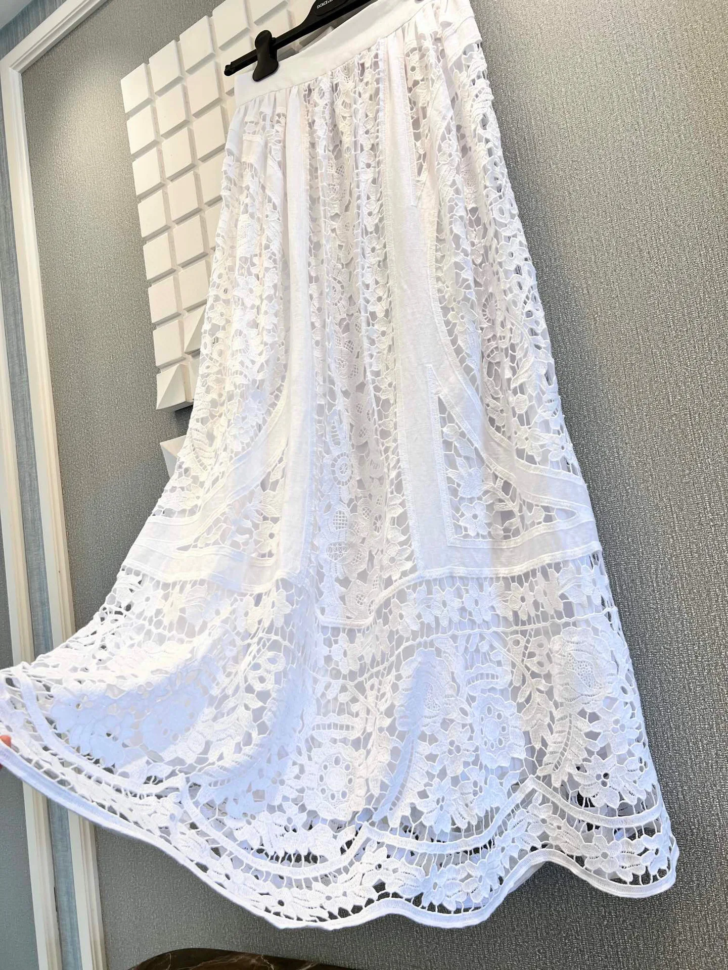 

Long Skirt Women 2022 Summer New White Heavy-Duty Dense Embroidered Water-Soluble Flower Elastic Waist Skirt High Quality