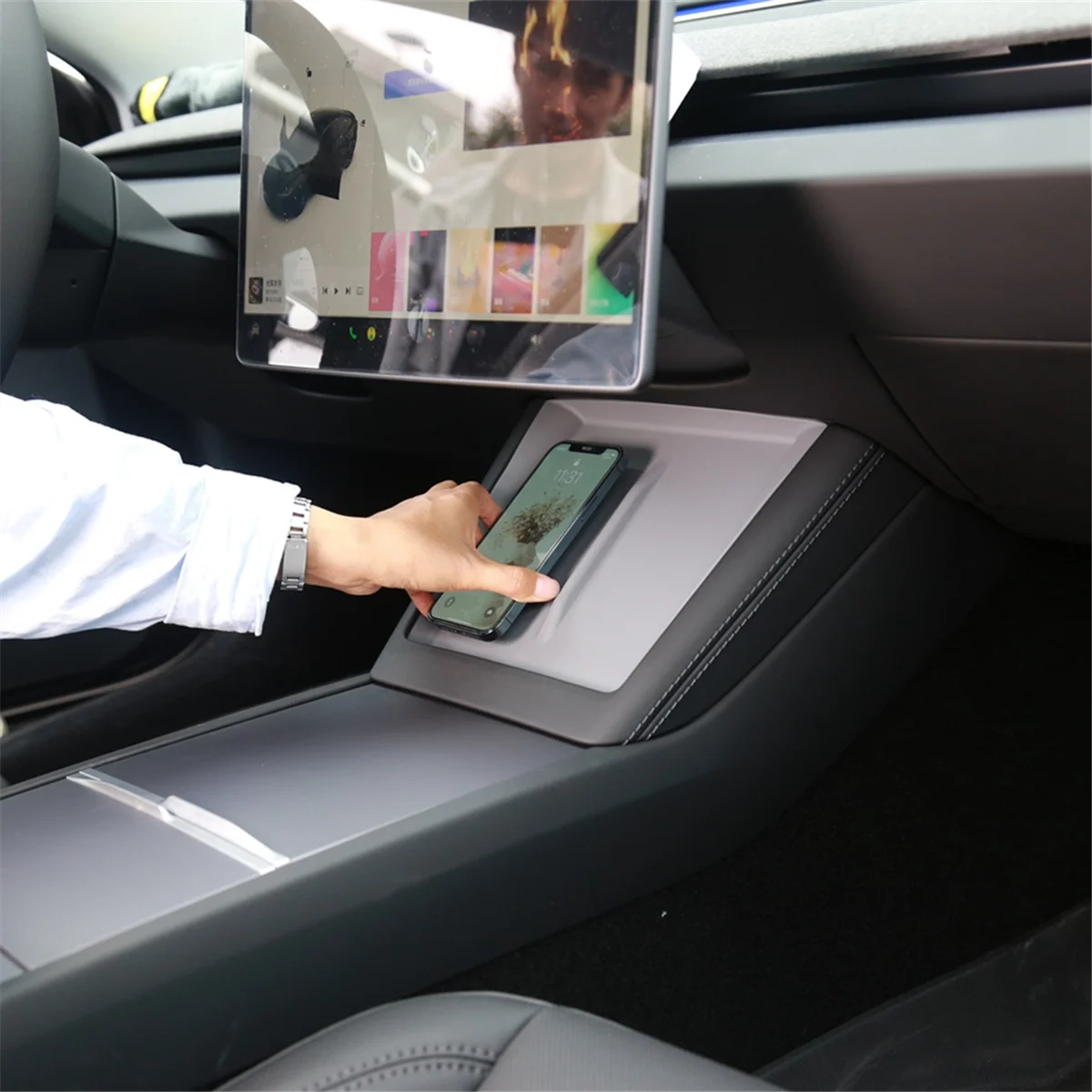 Для центральной консоли Tesla Model 3 Highland 2024 беспроводное зарядное устройство