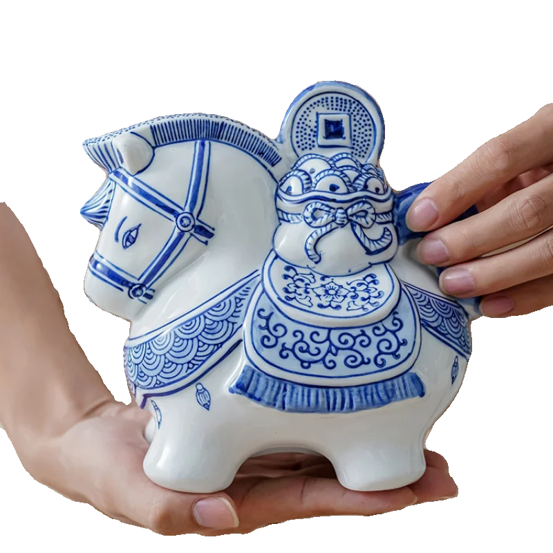 Сине-белая фарфоровая копилка скоро богатый керамический орнамент.