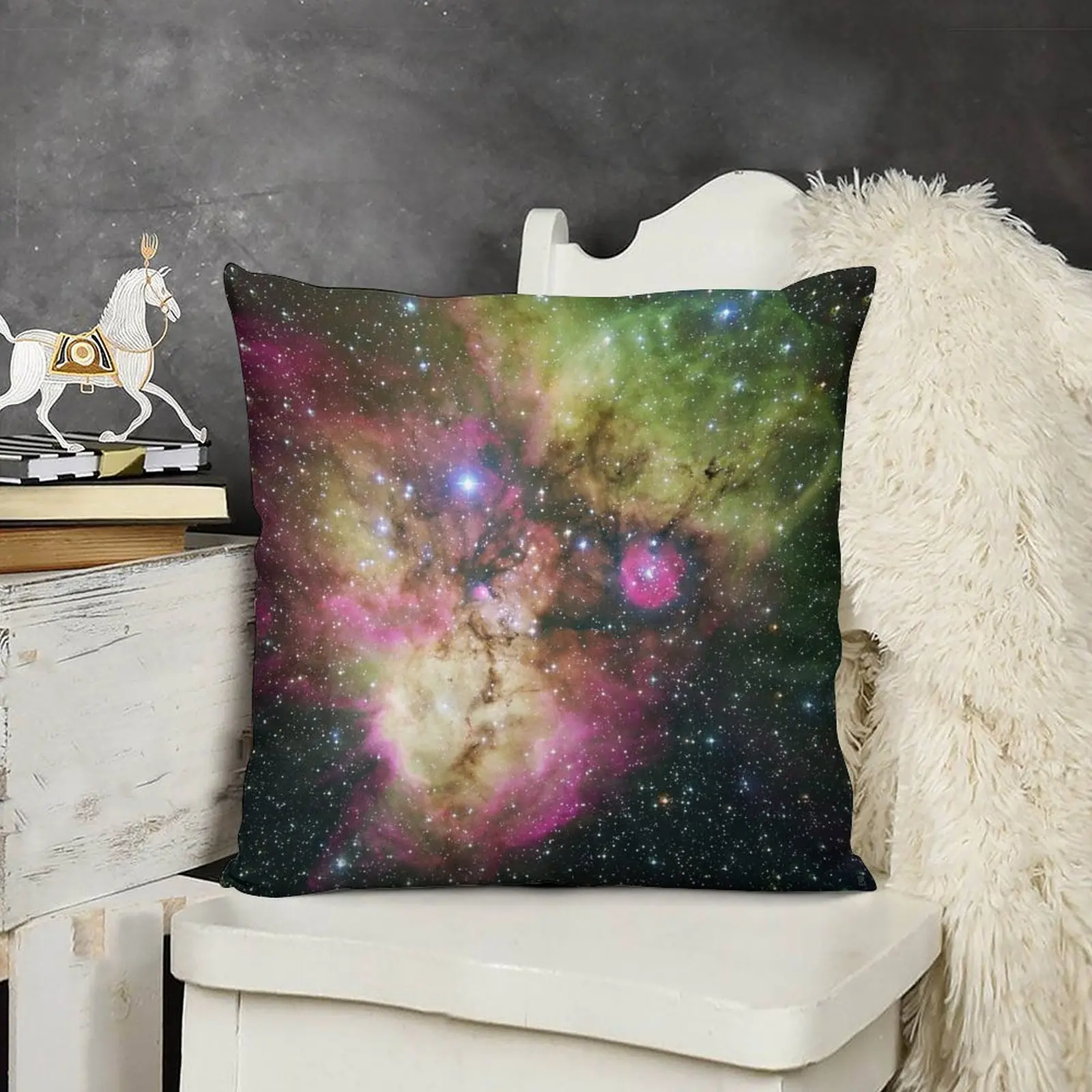 Череп и скрещенные кости nebula NGC 2467 окружающие фиолетовые зеленые звезды