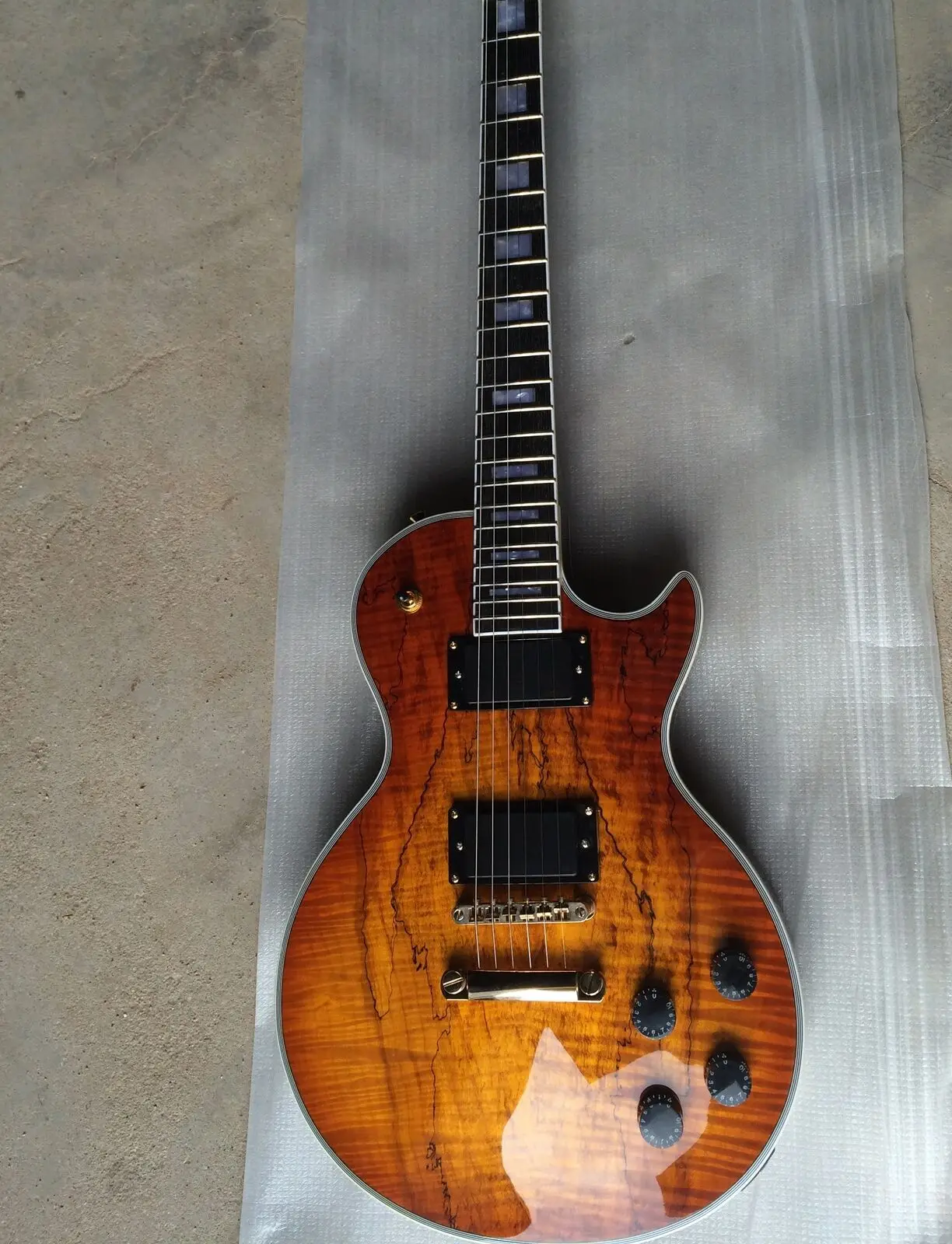

Hot Sale Customized Electric Guitar Chrome Hardware Finish Gloss Emg Pickup
