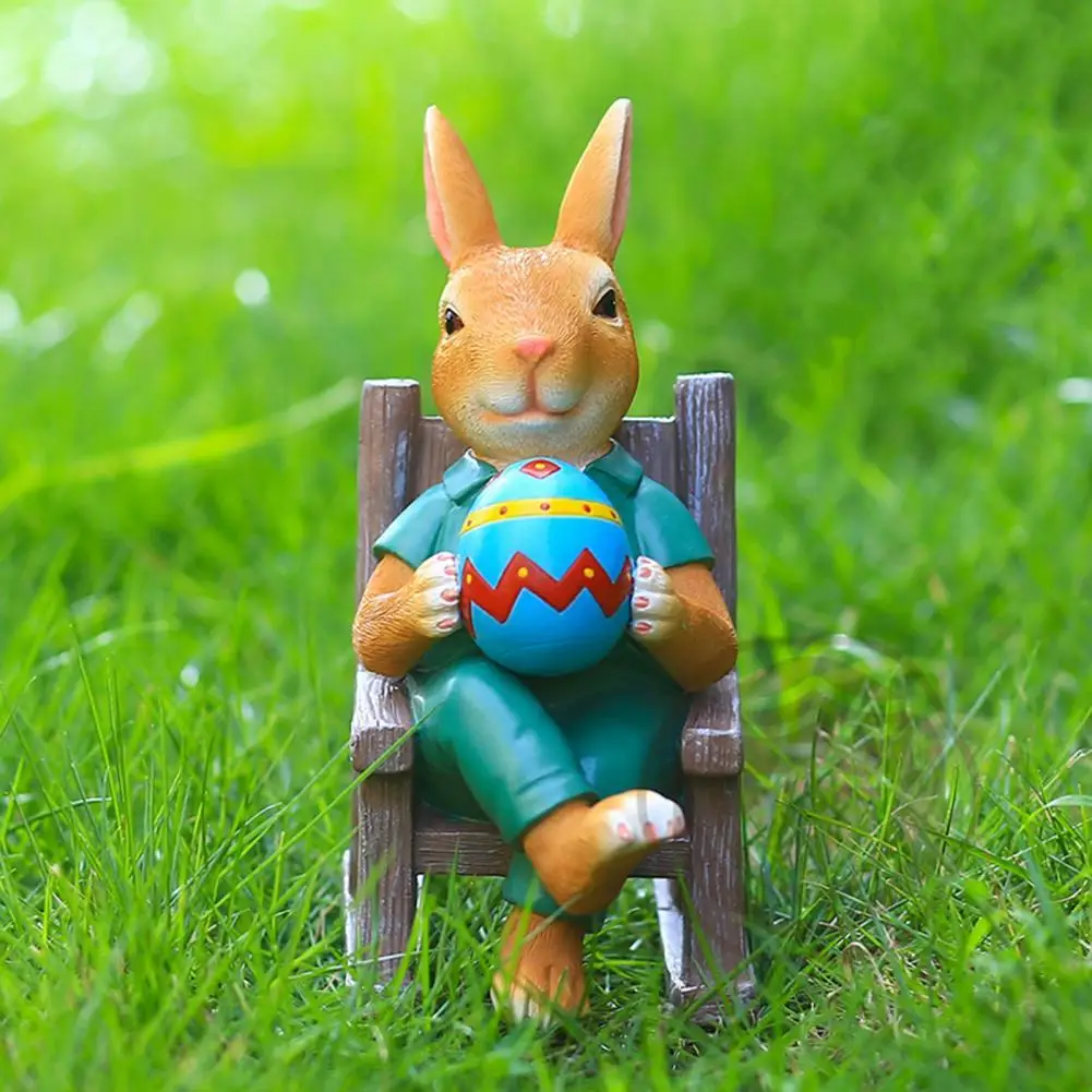 

Декоративный разноцветный полимерный кролик на качающемся стуле, скульптура для фестиваля
