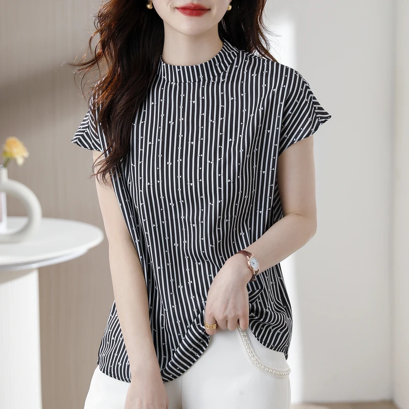 

Elegant Style Ladies' Top for Day-to-day and Workplace Graceful Design Women's Blouse with Chic Print and Buttons