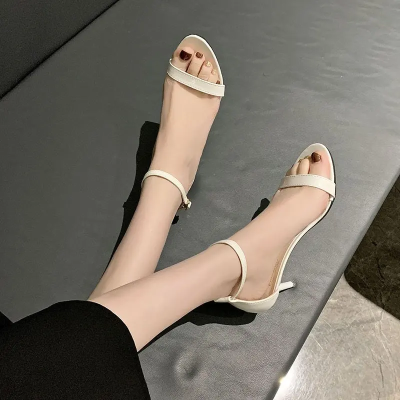 

Сандалии женские на тонком каблуке, босоножки с тонким ремешком и открытым носком, простые удобные туфли с пряжкой, лето 2023