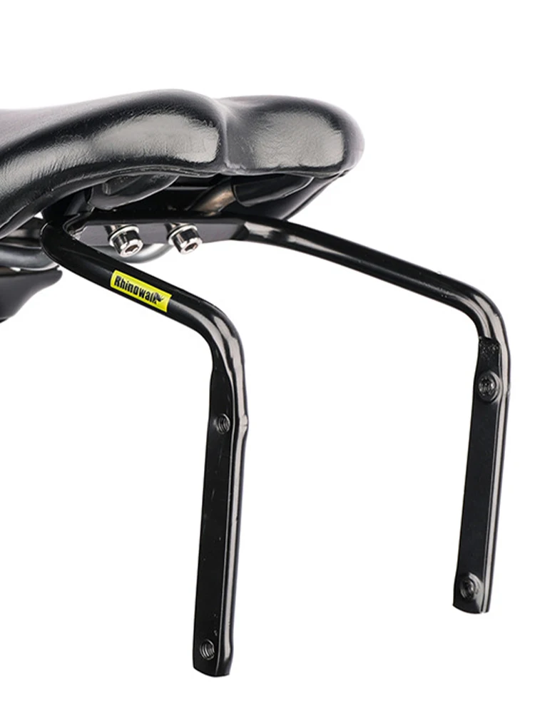 Крепление заднего сиденья велосипеда на поддерживающих полках для багажа.