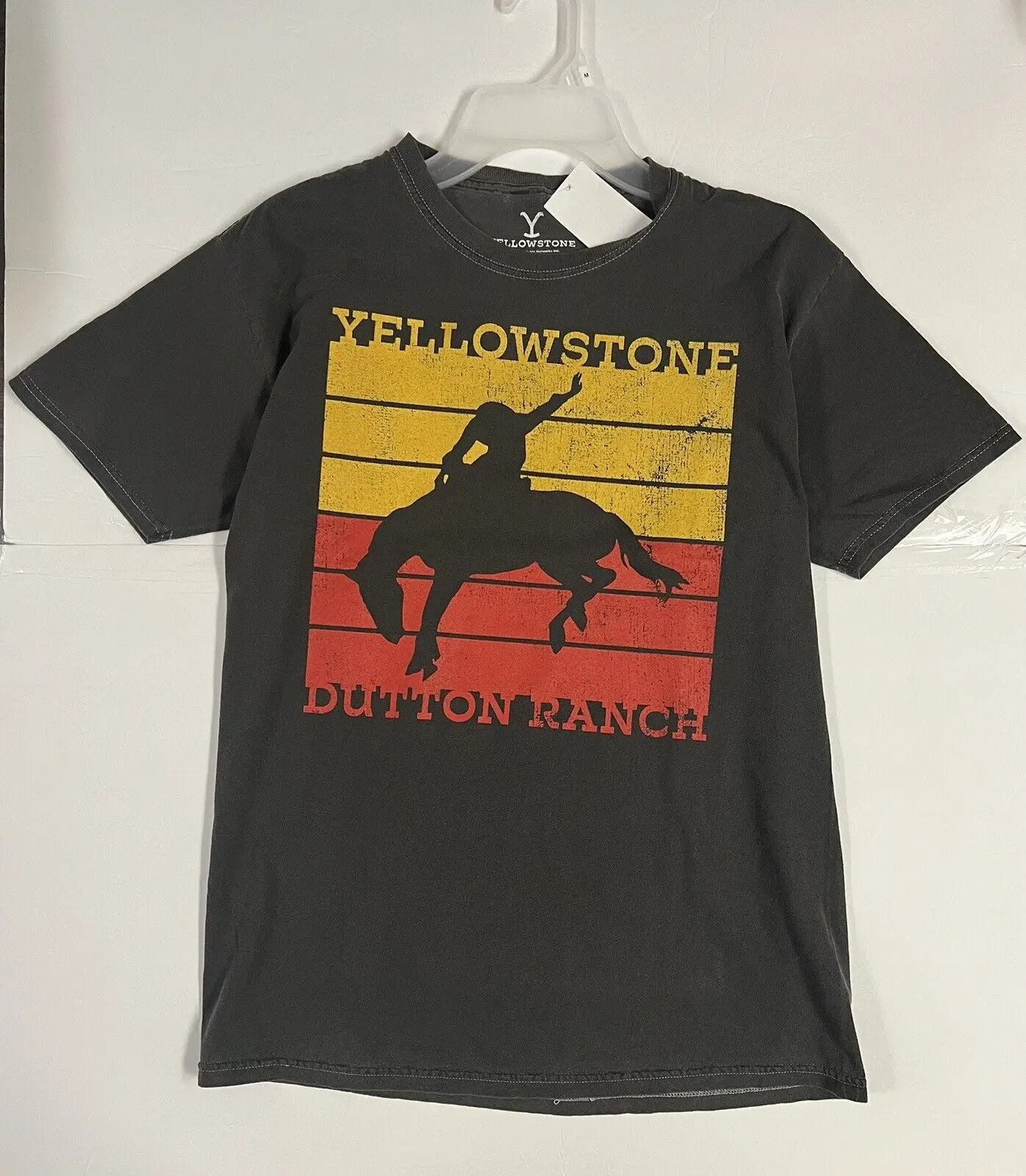 Серая футболка средней длины с желтым камнем