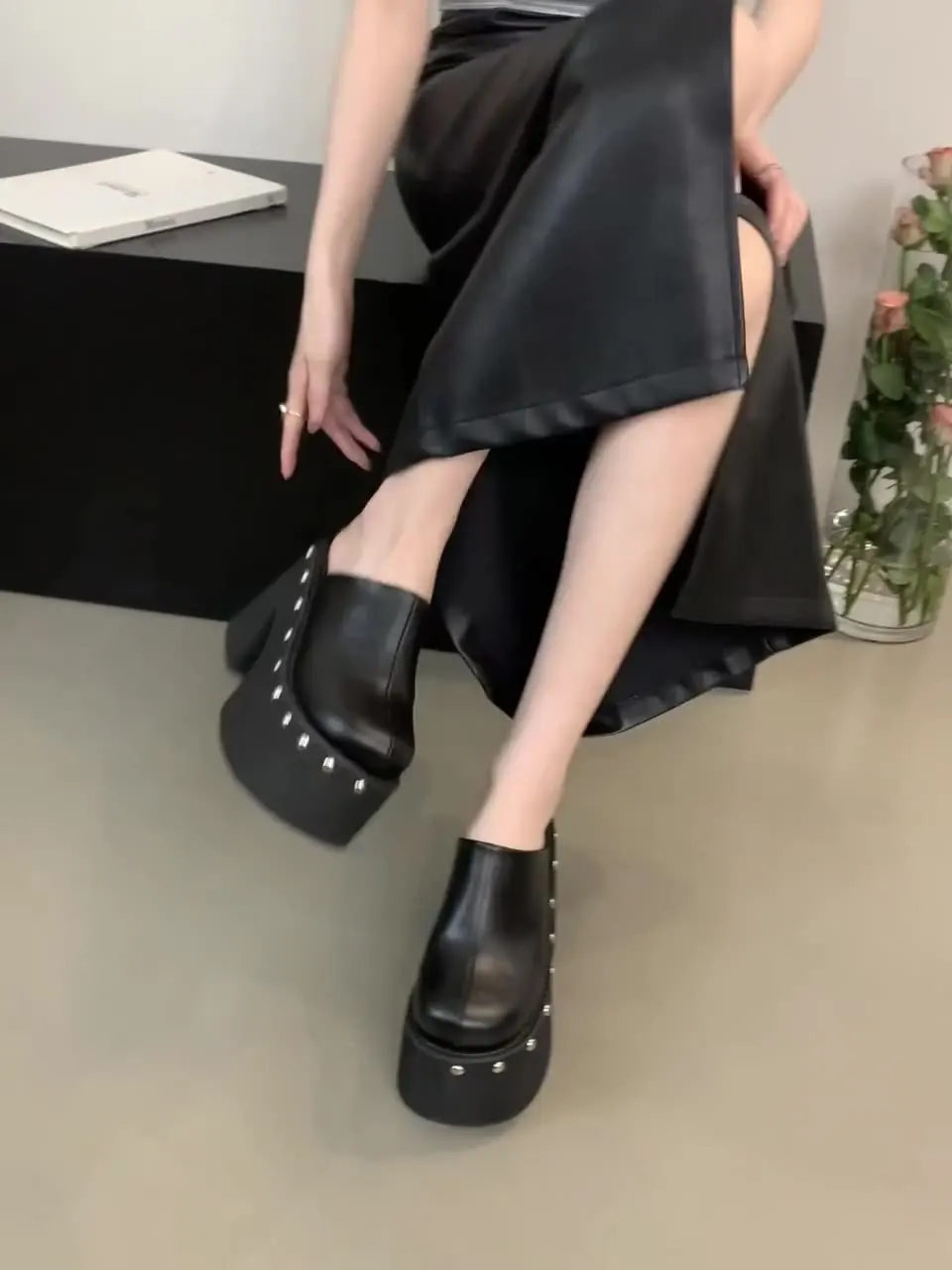 Туфли женские с заклепками шлепанцы на платформе закрытым носком большого