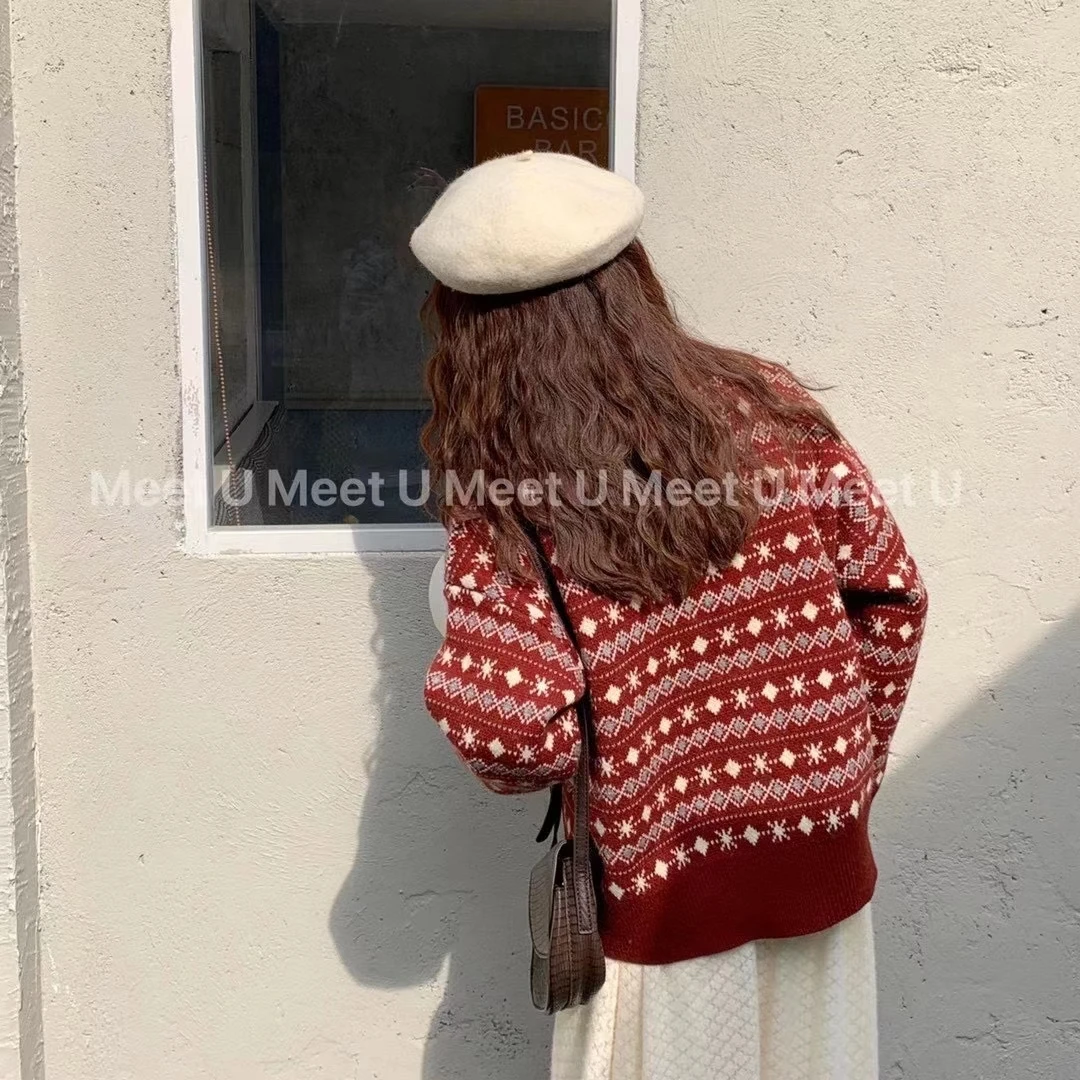 Женский трикотажный кардиган с V-образным вырезом на пуговицах