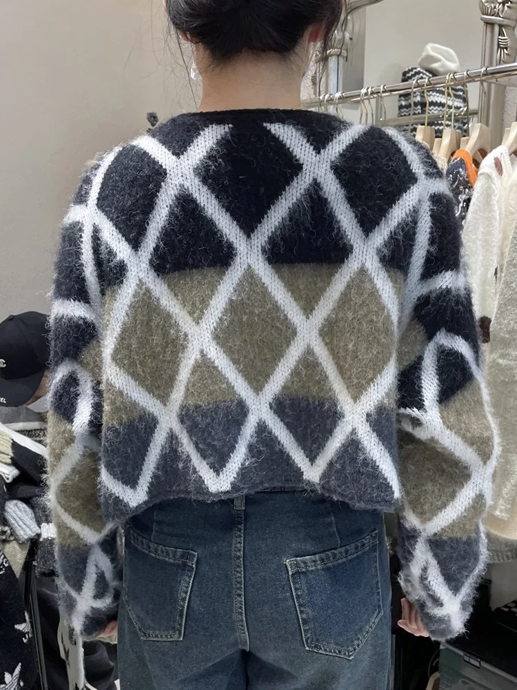 Модный женский свитер в клетку разных цветов