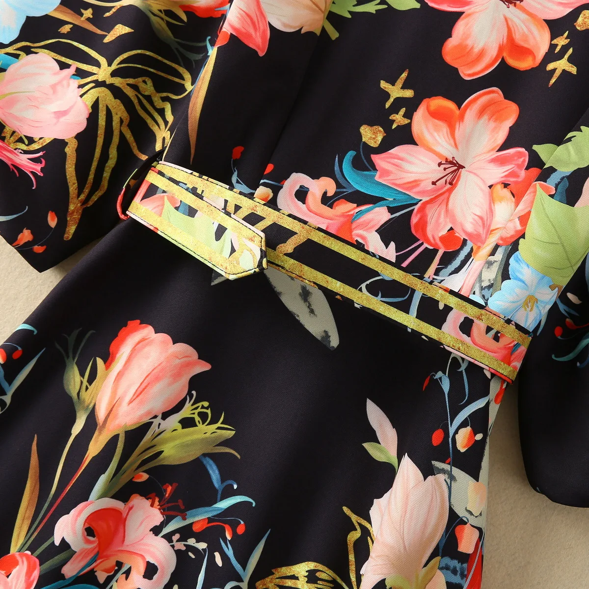 Женское модельное винтажное платье дизайнерское однобортное с