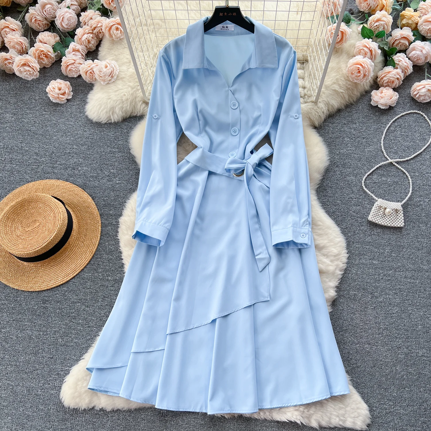 

Женское платье-рубашка средней длины, с отложным воротником и длинным рукавом