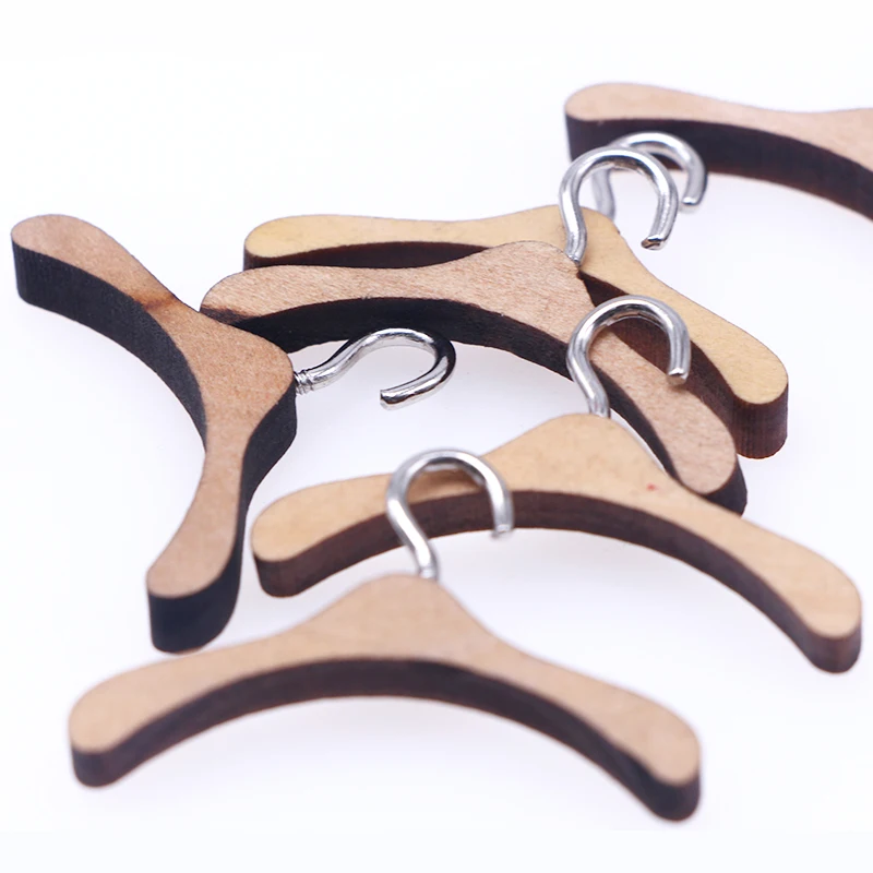 

4pcs 1: 12 Dollhouse Accessories Mini Clothes Hanger Hanging Clothes Scene Model Dollhouse Simulation