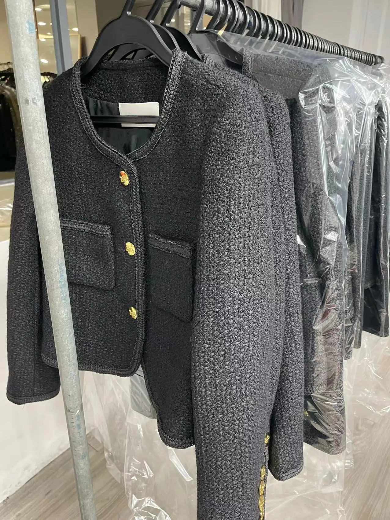 

Autumn and winter short style small fragrant wind black gold wool blended tweed coat looks thin and small