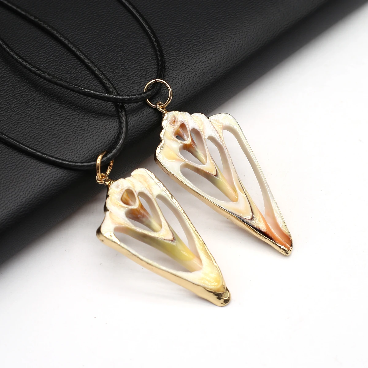 Natural Shell Pendant Necklace Triangle Natural Yellow Shell Necklace for Women DIY Jewerly Party Gift 20x45-25x50mm