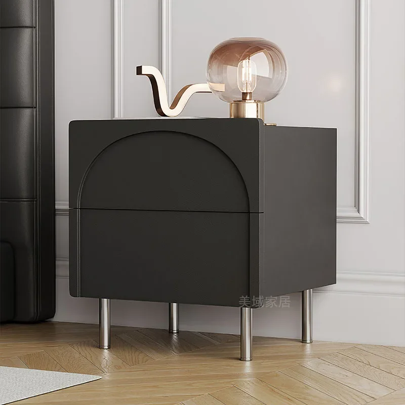 Маленький столик книжный шкаф прикроватная тумбочка узкая боковая кровать