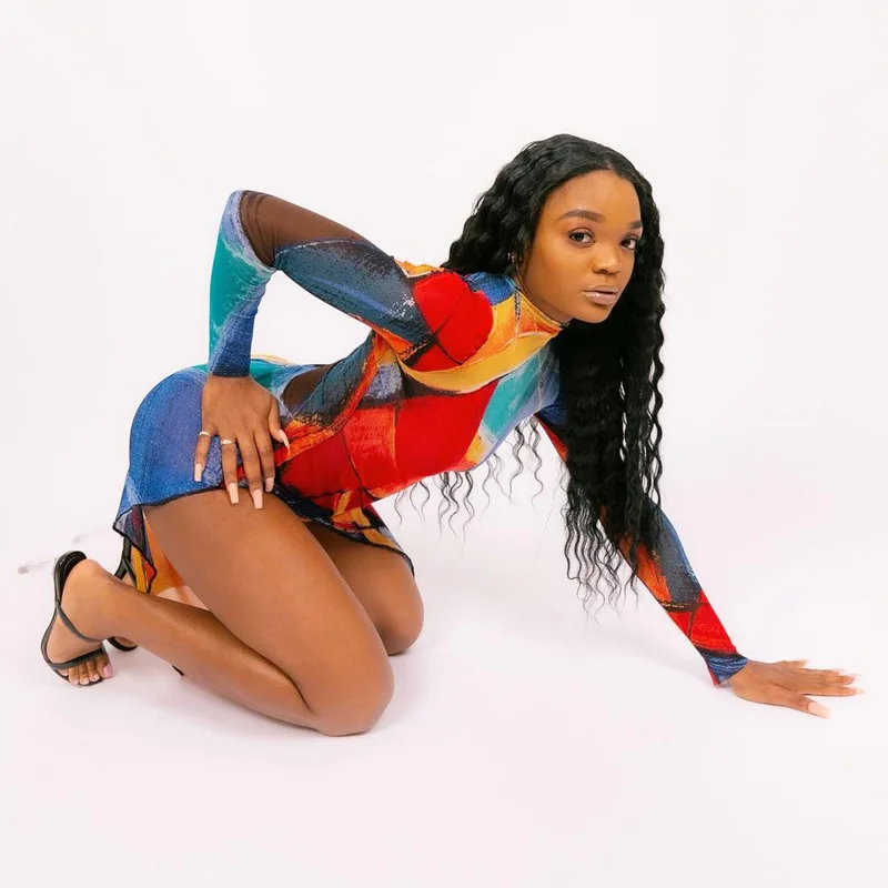 

Женское приталенное платье с круглым вырезом, длинным рукавом и принтом