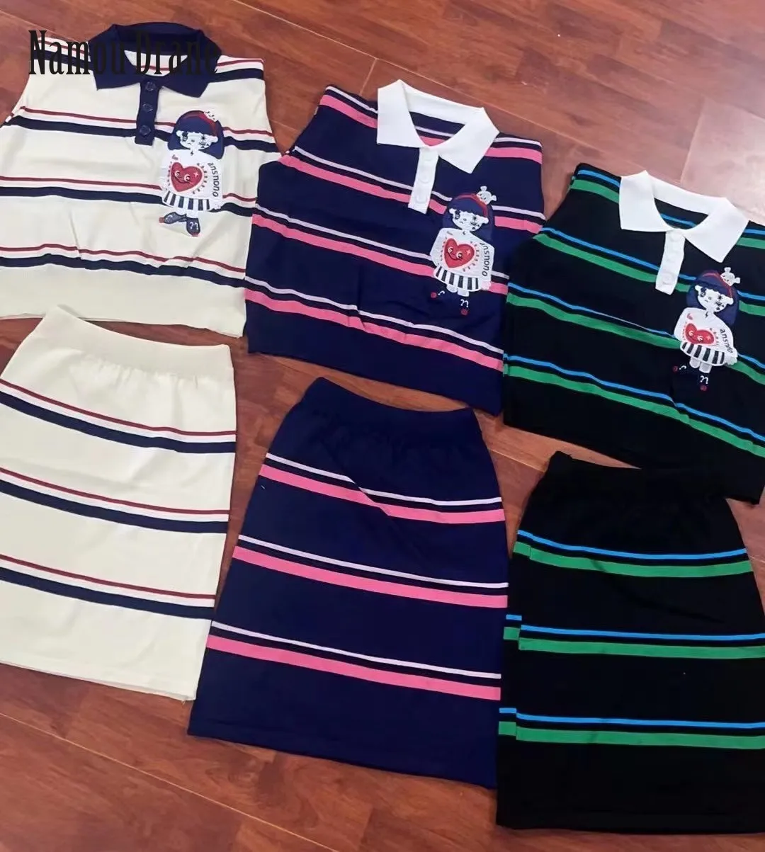 

Namou Drane Summer 2022 New Niche Design Striped Applique Embroidered Doll Sleeveless Polo Shirt + High-waisted Skirt Suit