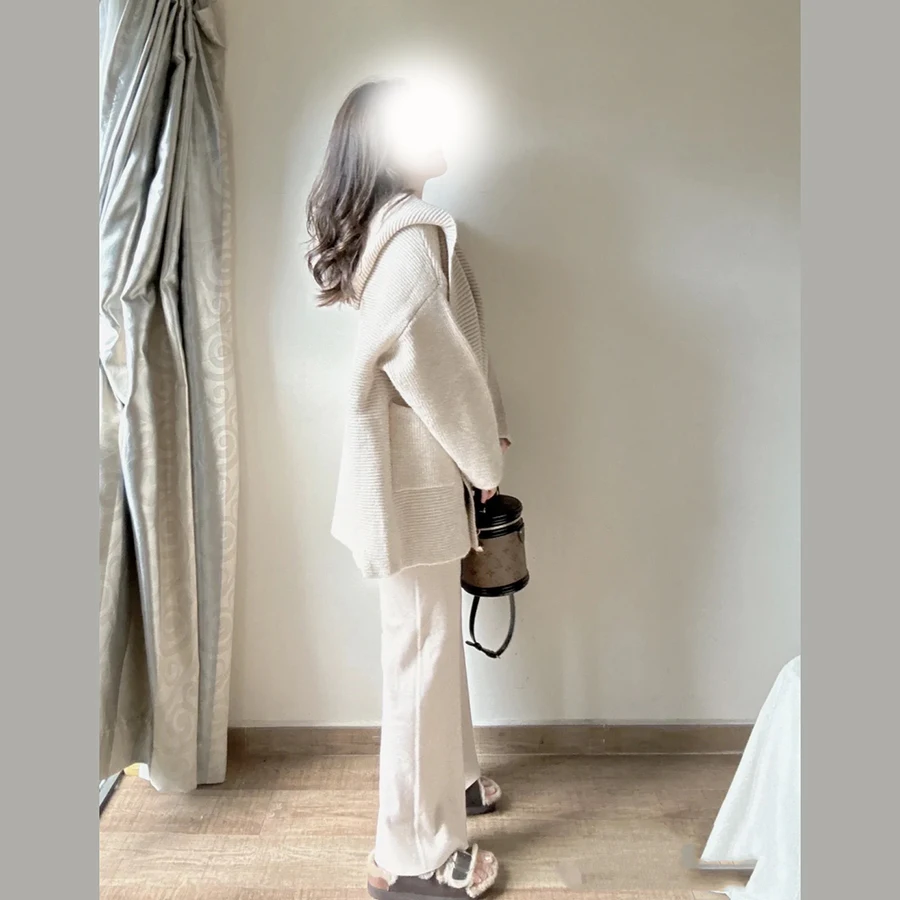 Свободный утолщенный кардиган средней длины с капюшоном и большим карманом