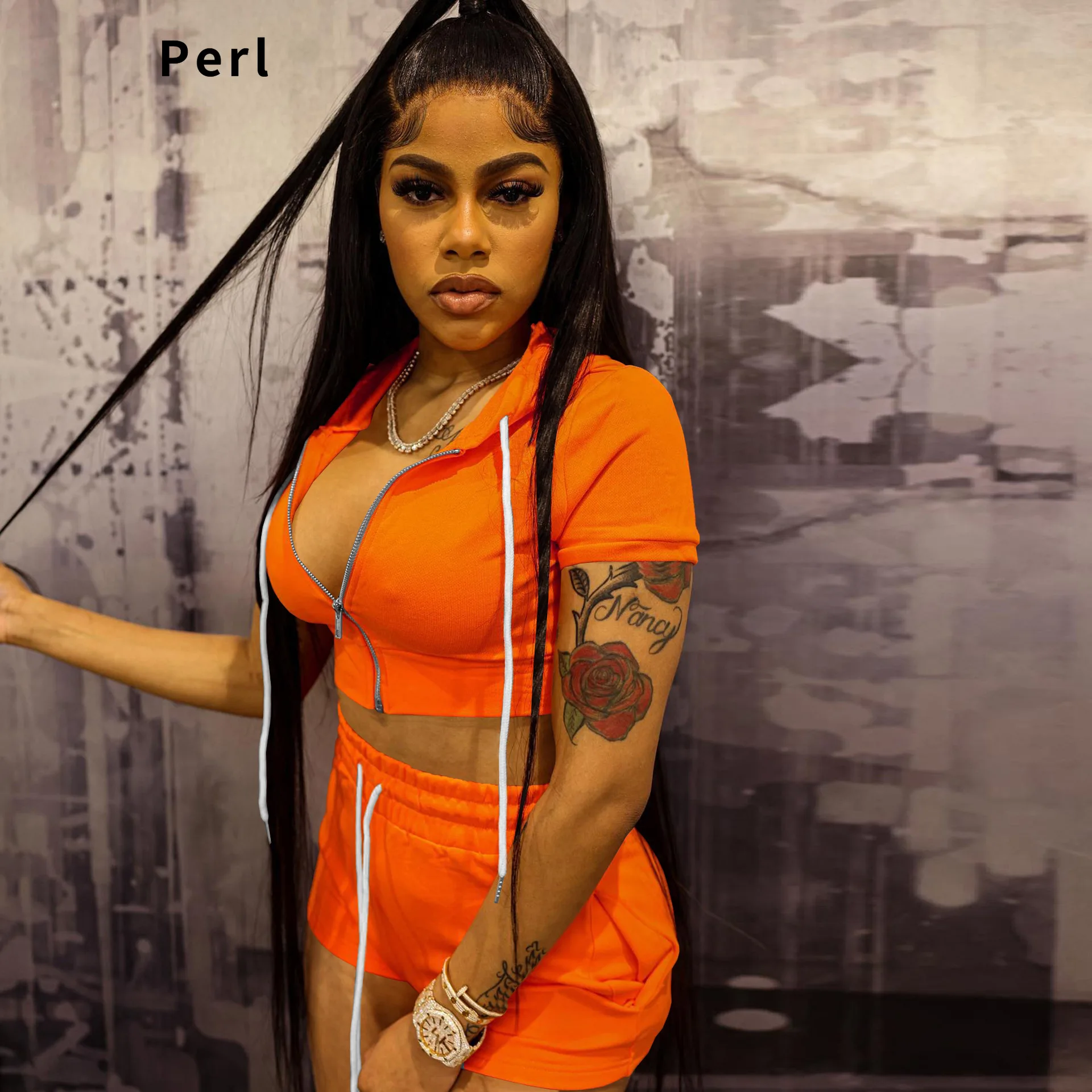 

Комплект из кроп-топа на молнии с капюшоном и шортов