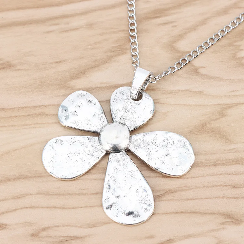 

2022 New Fashion Women Vintage Irregular Large Alloy Flower Pendant Necklace Women Sexy Party Flower Sweater Chain Necklace