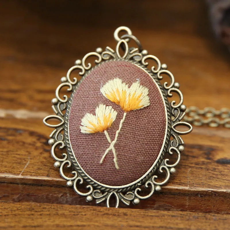 

1PC Embroidery Pendant Kit Flower Patterns Embroidered Pendant Necklace With Needle Thread For Diy Art Crafts Sweater Decoration