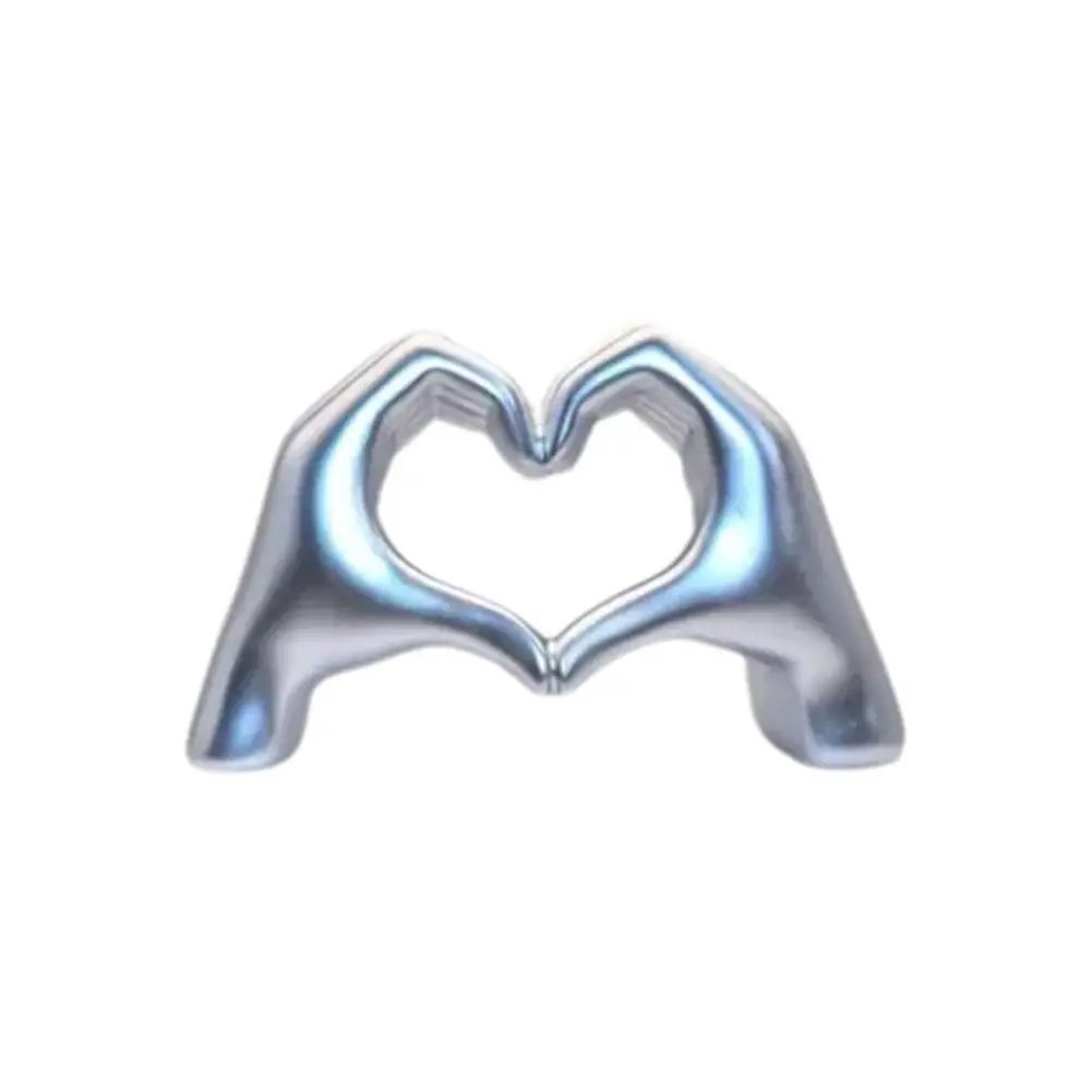 Статуэтка в виде сердца с искусственными руками из смолы современная