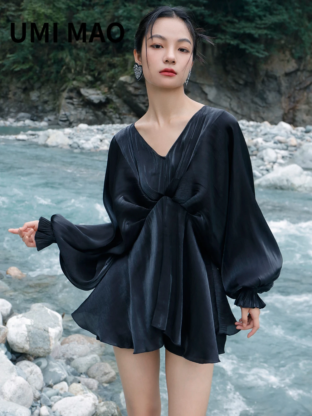 

UMI MAO Gangfeng Lantern Long Sleeve Shirt Women Women's Spring Autumn 2023 New Black Small Design Thin Top Femme Y2K