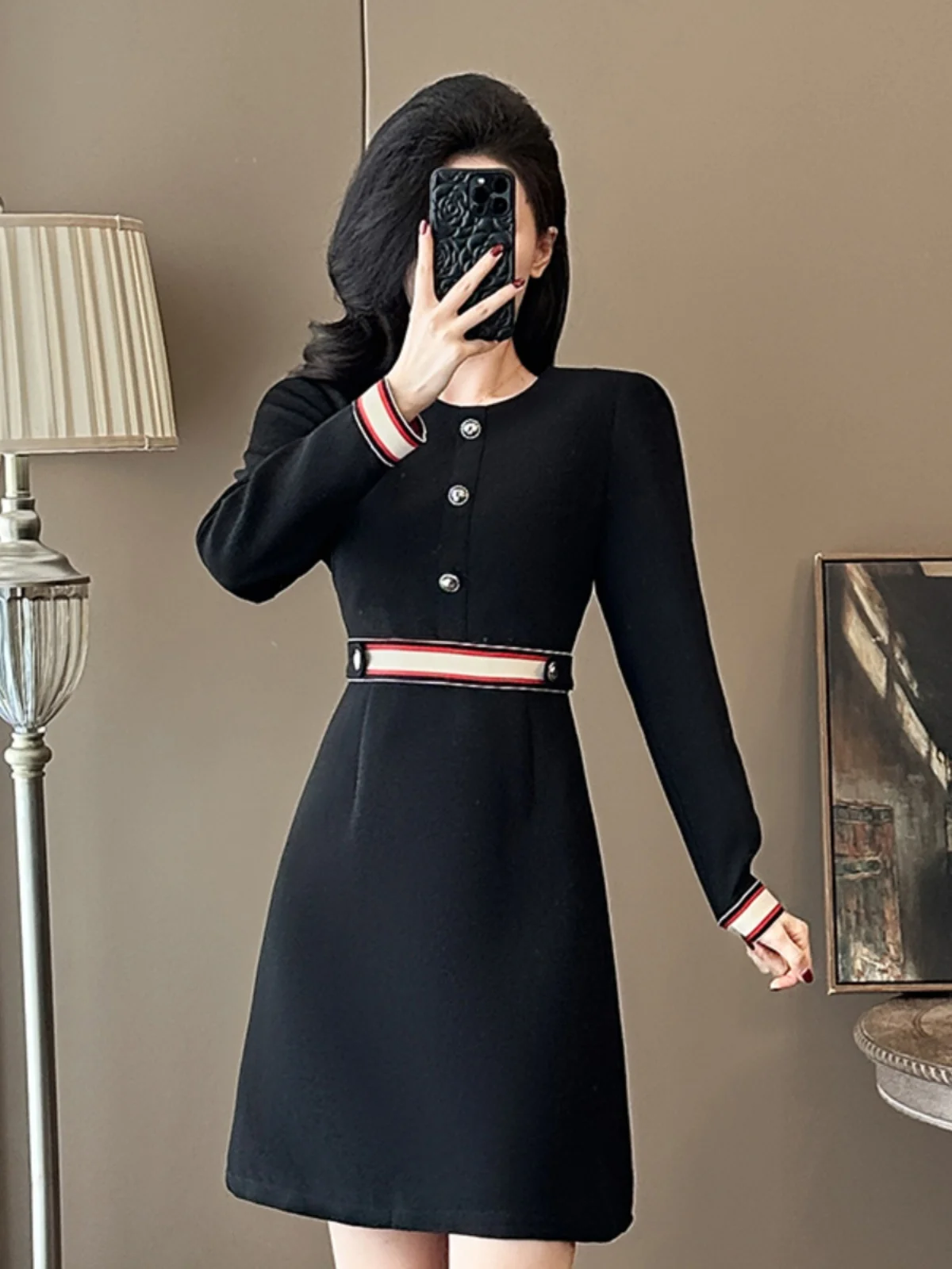 Маленькое женское платье на осень и зиму 2024 новая мода темперамент богиня