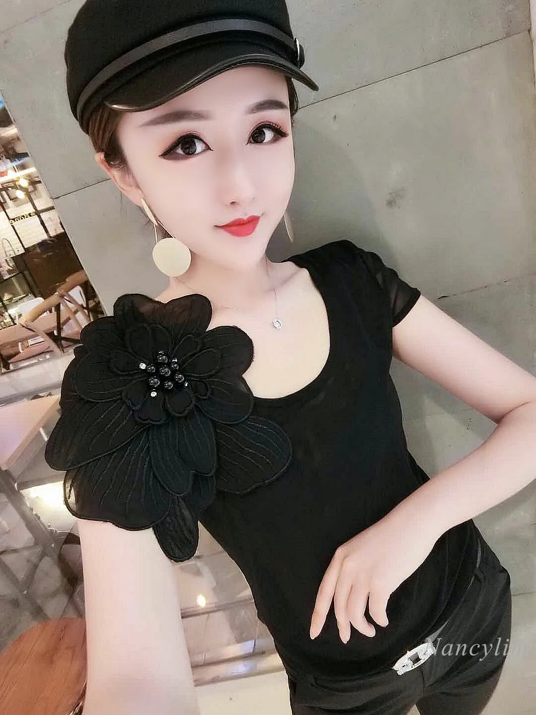 Женская футболка с коротким рукавом черная облегающая большими цветами и