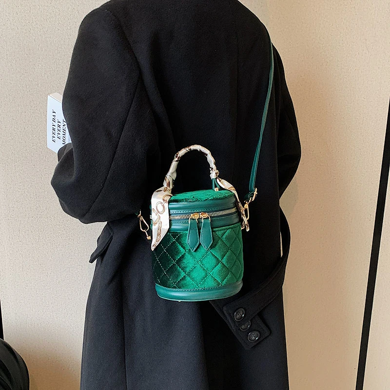 2023 Vintage Quilting Velvet Womens Crossbody Scarf Wrapped Chain Zipper Bucket Bag Banquet Party Small Clutch Lattice Handbags