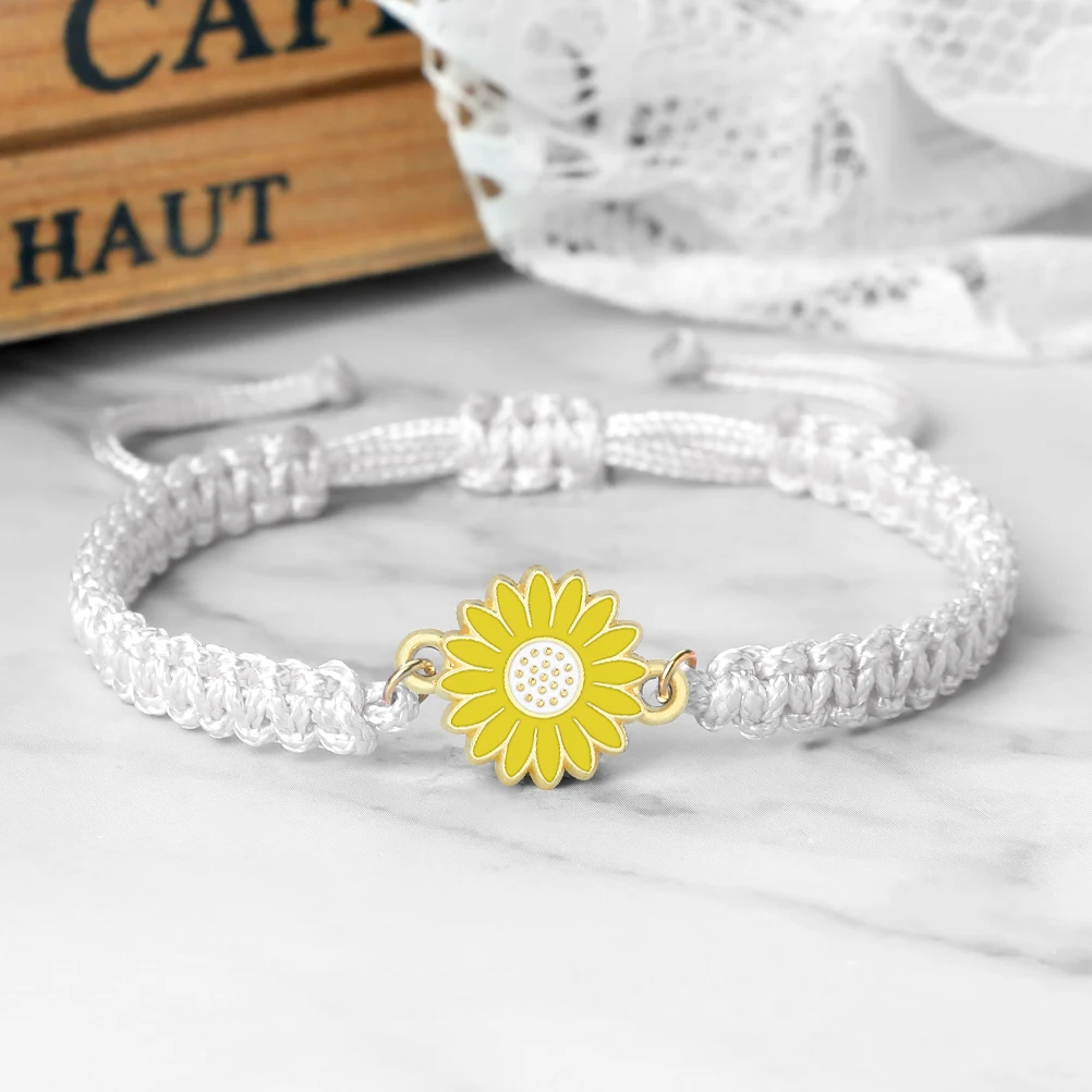 Летний браслет с подвесками в виде маргариток красного и черного цвета