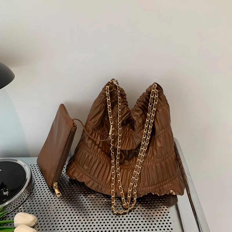 

Женская сумка, Новинка лета 2023, модная вместительная сумка-мешок на плечо с цепочкой и складками, простая и модная сумка-мешок на одно плечо