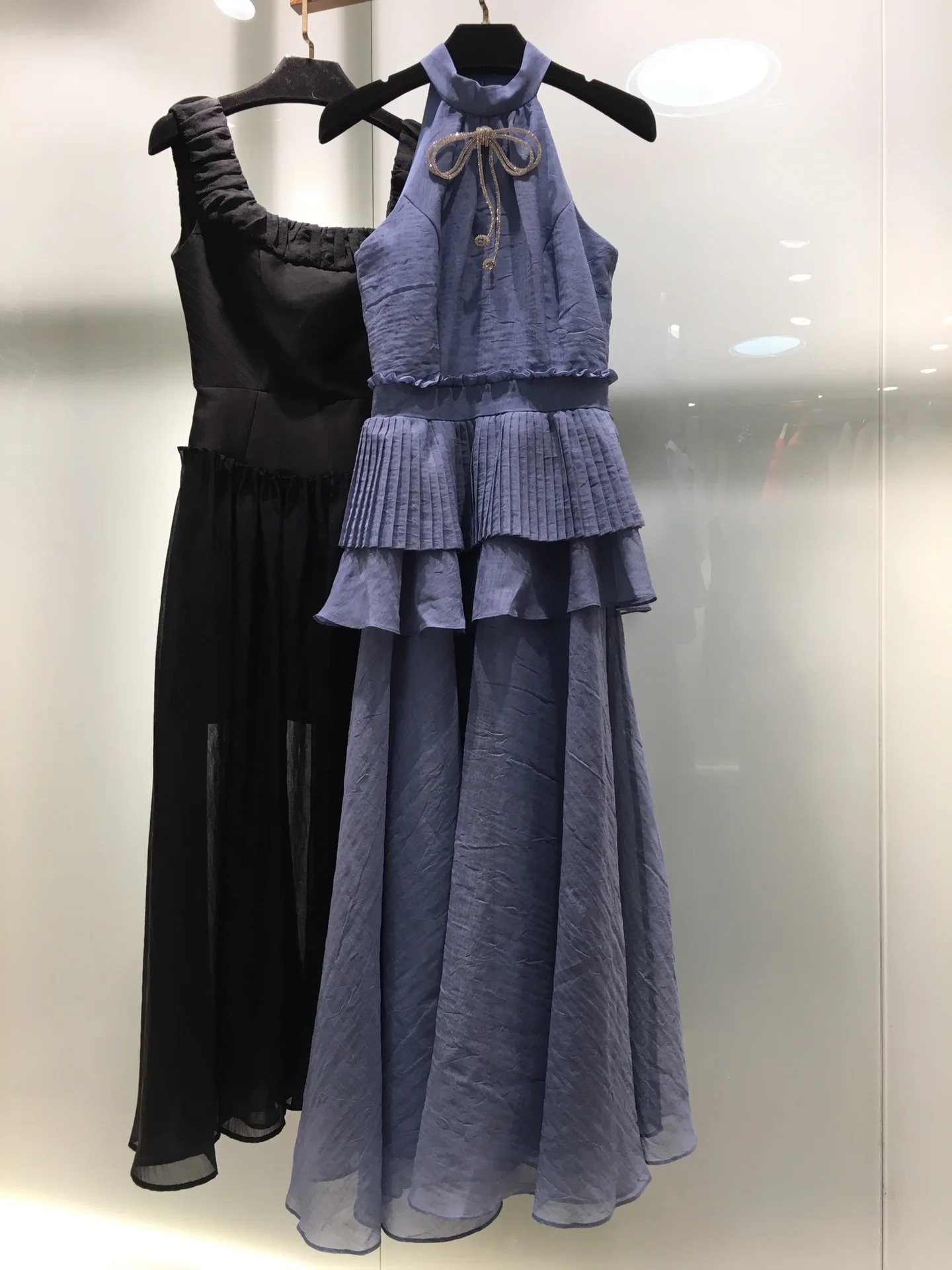 

Шифоновое платье без рукавов, с юбкой-миди